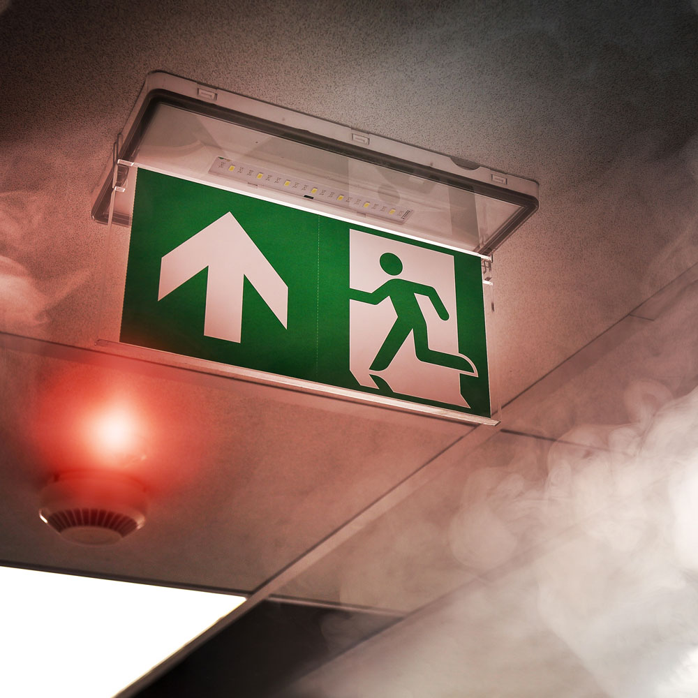 Signal lumieux indiquant la sortie de secours durant un incendie.