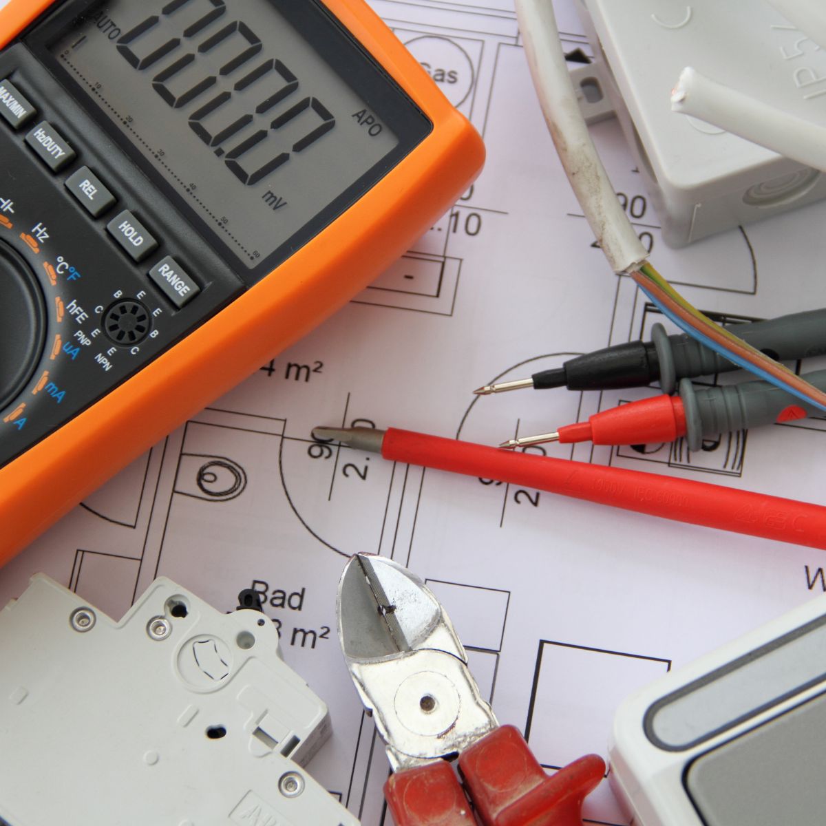 Multimètre permettant de mesurer l'intensité électrique, pince et plan technique.